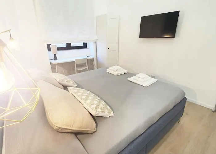 Dimora Beluga - Centro Pensión 3*